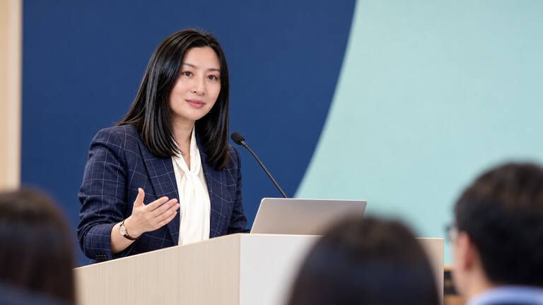 张小小在教育主题讲座中交流家庭与孩子长期成长方向